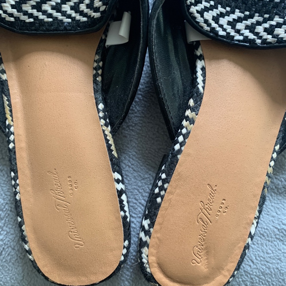 Universal Thread Mules Size 7 - Picture 2 of 3